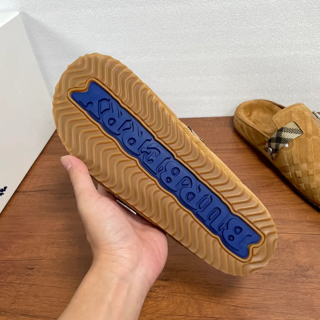 P380 Burberry's new men's checkered leather Urchin half-flop. This half-flop sandal is made of soft suede cowhide with signature embossing on the upper. It is fully lined with cowhide and has an adjustable B-shaped buckle strap. It is decorated with the signature sand-colored Burberry check pattern of jacquard worsted. The upper wraps around the midsole and is paired with a sole made of the same upper material with an embossed logo on the heel and a wavy rubber outsole embellished with the Burberry lettering. Fashionable and casual! Comes with full set of original packaging dust bag! Code number: 39-40-41-42-43-44 standard code (38/45 can be customized and returns and exchanges are not supported) No. 012